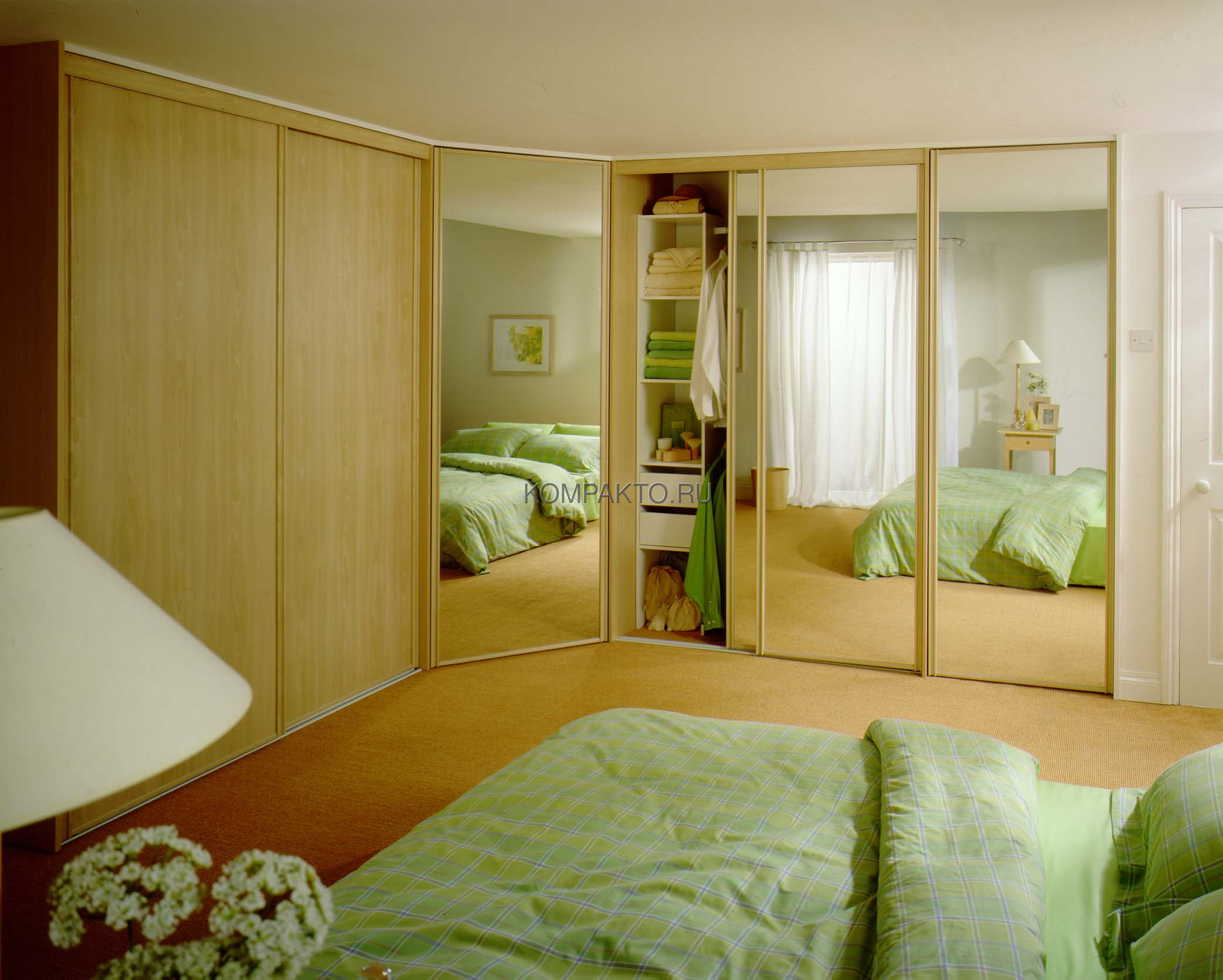 маленькая спальня с угловым шкафом